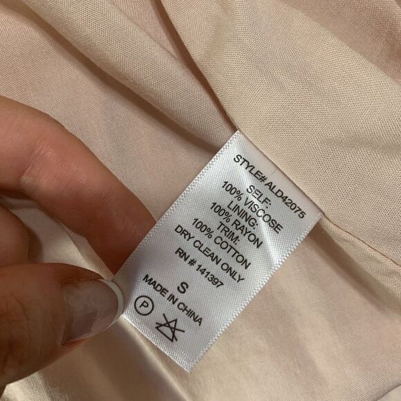 astr the label Authentic baby pink lace short sleeve Plunge midi dress small - Picture 7 of 9